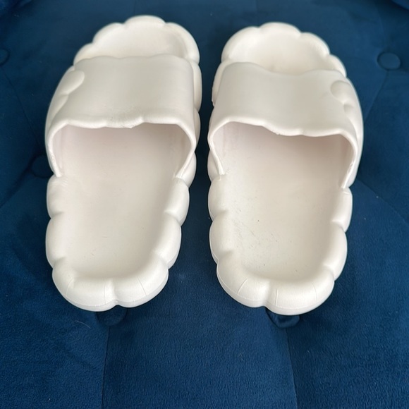 BRAND NEW!!! Cloud Slides - Picture 4 of 4